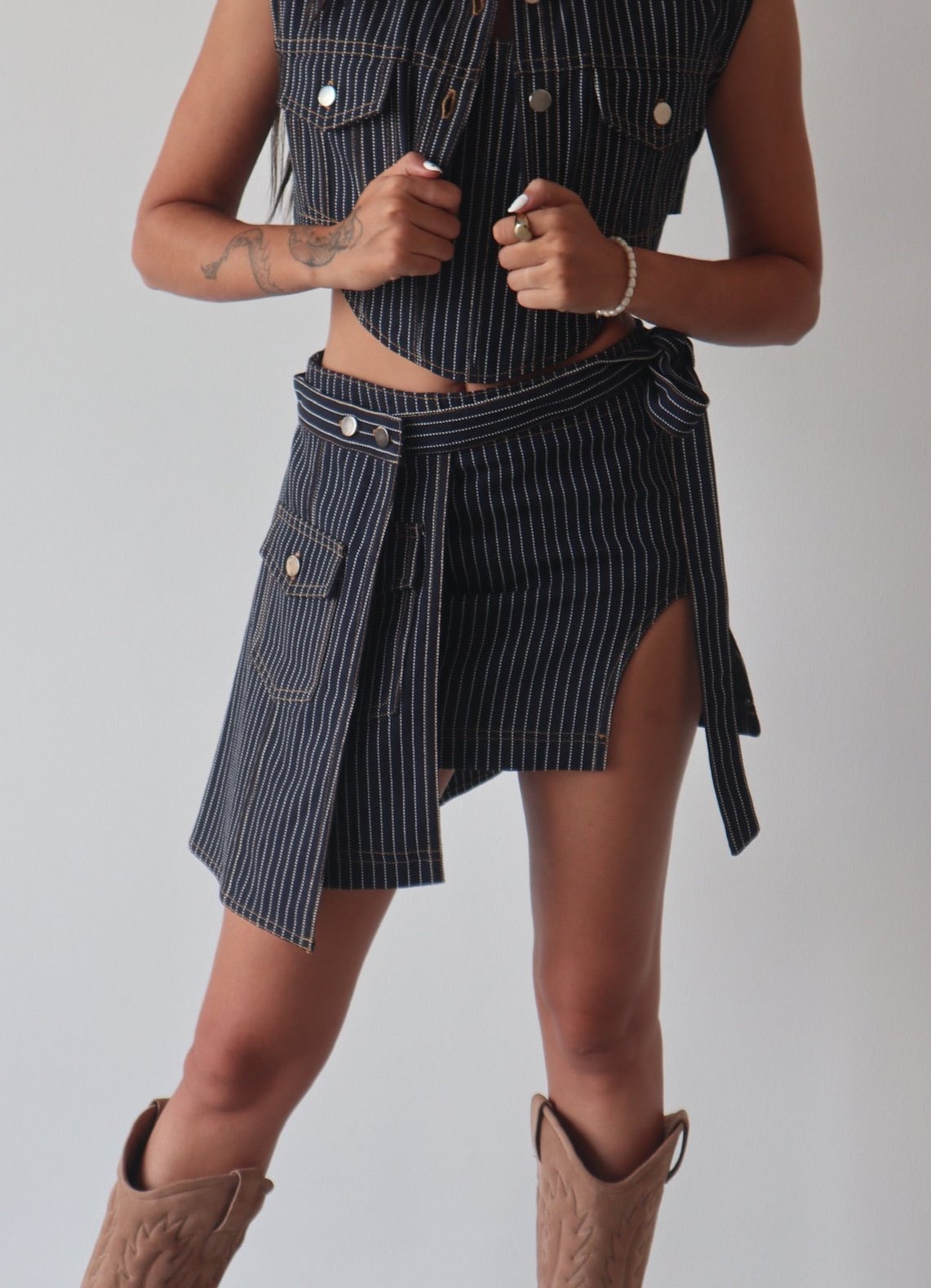 HALF ARI SKIRT DARK PINSTRIPE DENIM